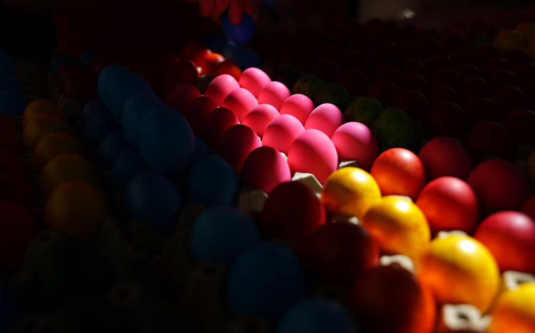 Продажа пасхальных яиц на рынке в Белграде