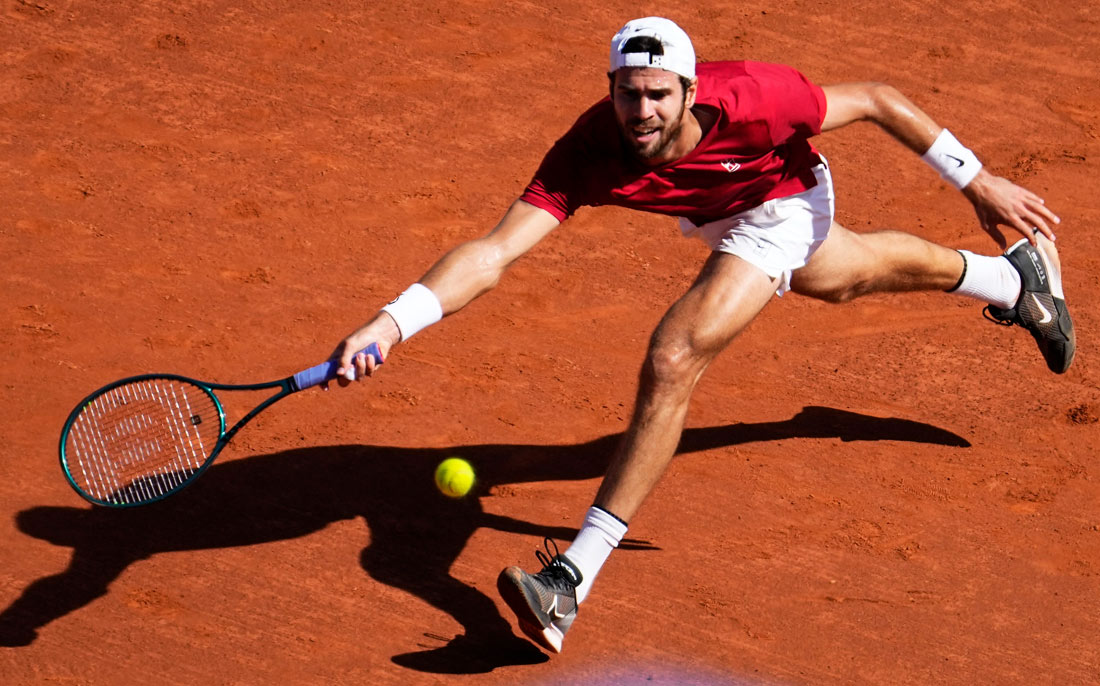 Российский теннисист Карен Хачанов в матче четвертьфинала турнира ATP против испанца Алехандро Давилович-Фокина