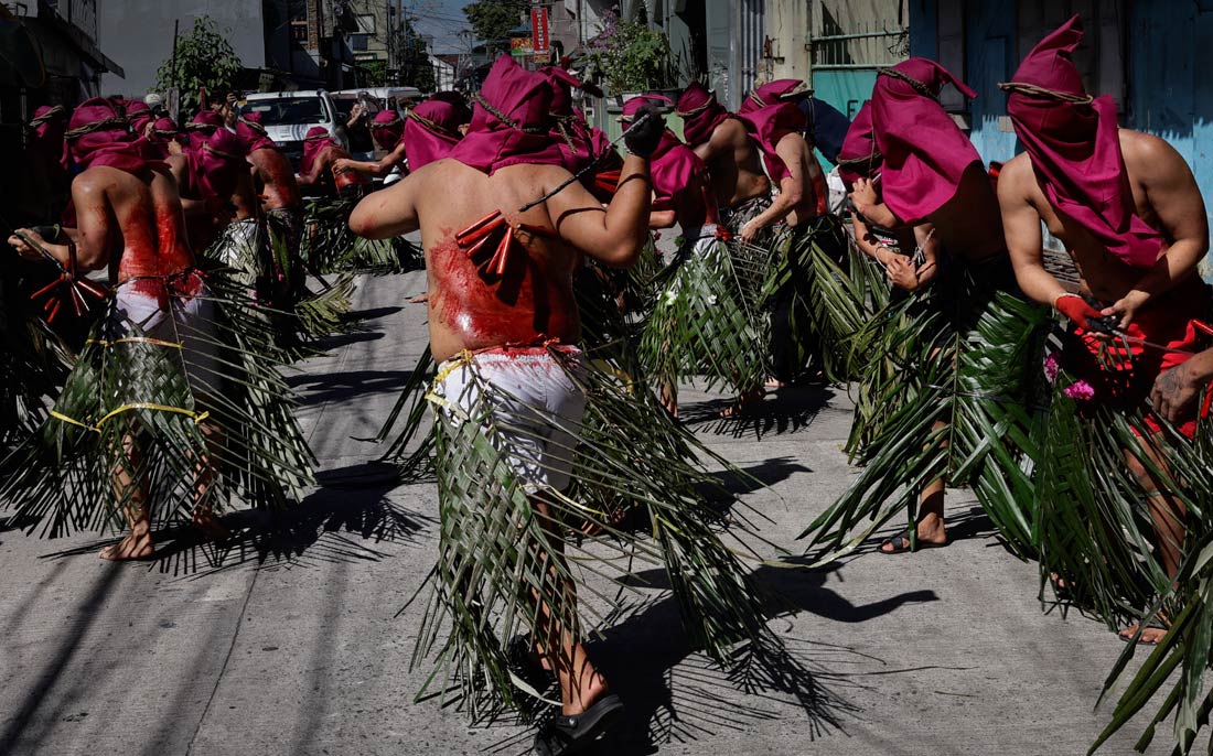 Филиппинские верующие практикуют массовое самобичевание и покаяние во время Страстной недели, считая, что так они замаливают грехи и приобщаются к страданиям и искуплению Христа