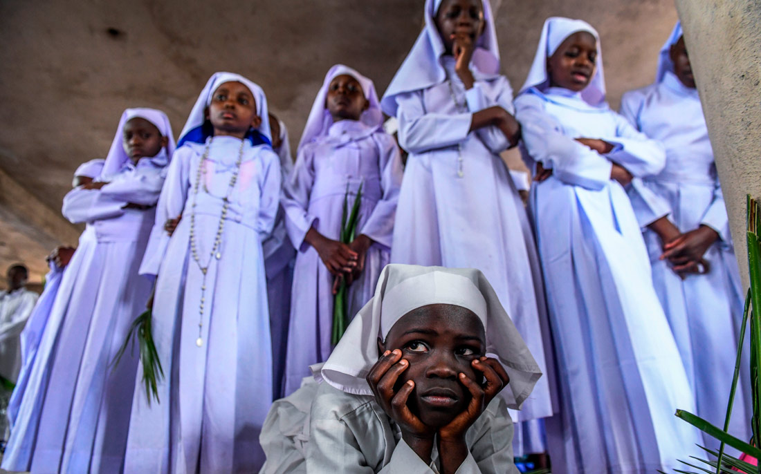 Члены церкви Легио Мария в трущобах Кибера в пригороде столицы Кении