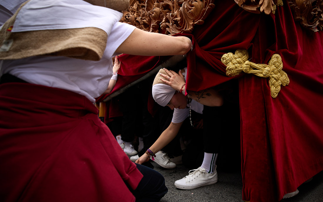 Женщина, несущая платформу, во время шествия в Великий понедельник в Гранаде, Испания