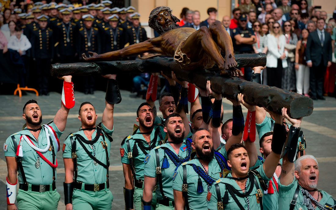 Военнослужащие "Испанского легиона" несут статую Христа в церковь в Малаге