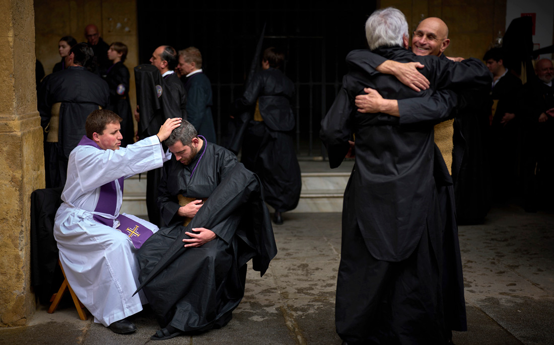 Получение благословения после исповеди священнику в Севилье, Испания