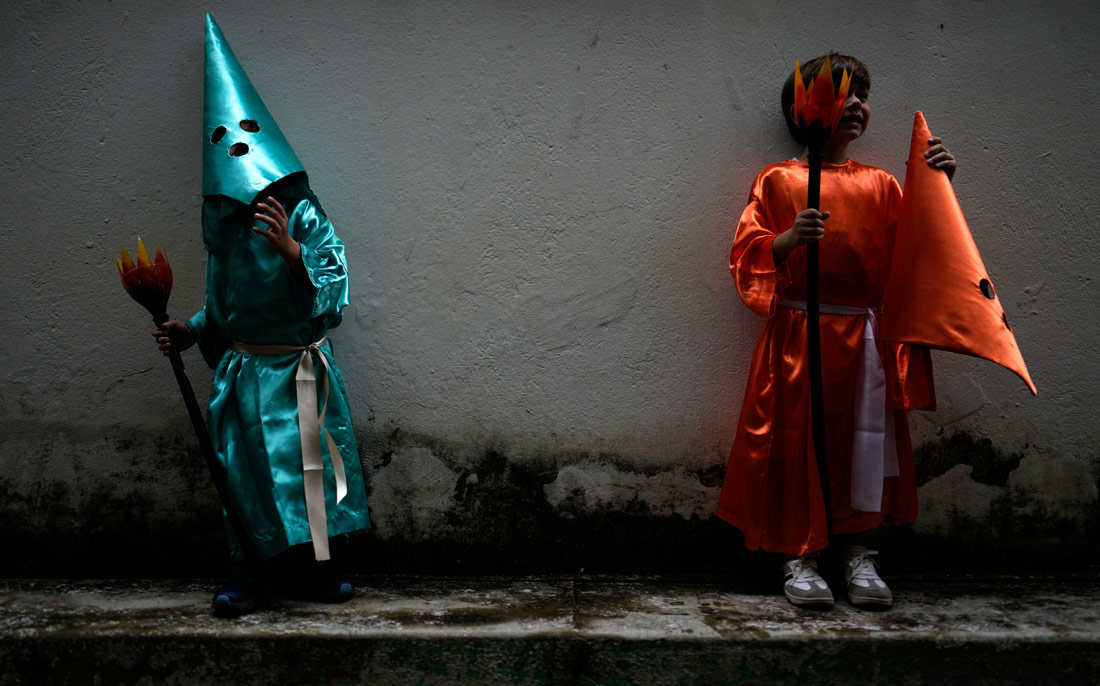 Детское факельное шествие во время Страстной недели в Гоясе, Бразилия