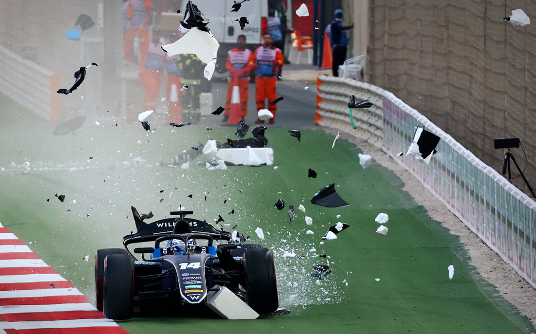 Французский пилот Виктор Мартинс во время спринтерской гонки Формулы-2 на международной трассе Бахрейна