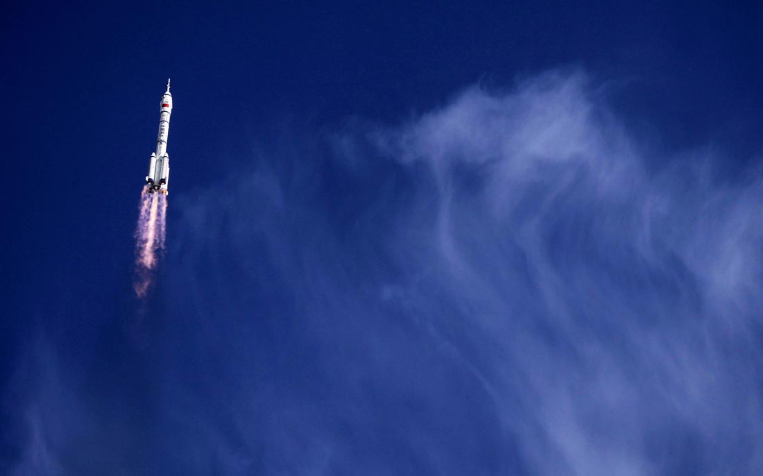 Запуск ракеты-носителя CZ-2F/G с кораблем "Шэньчжоу-20" с космодрома Цзюцюань в Китае