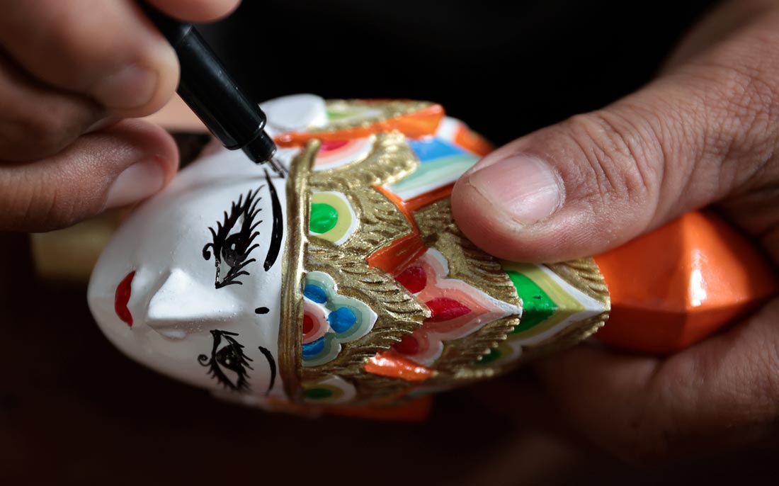 Изготовление традиционных деревянных кукол Wayang Golek на Западной Яве