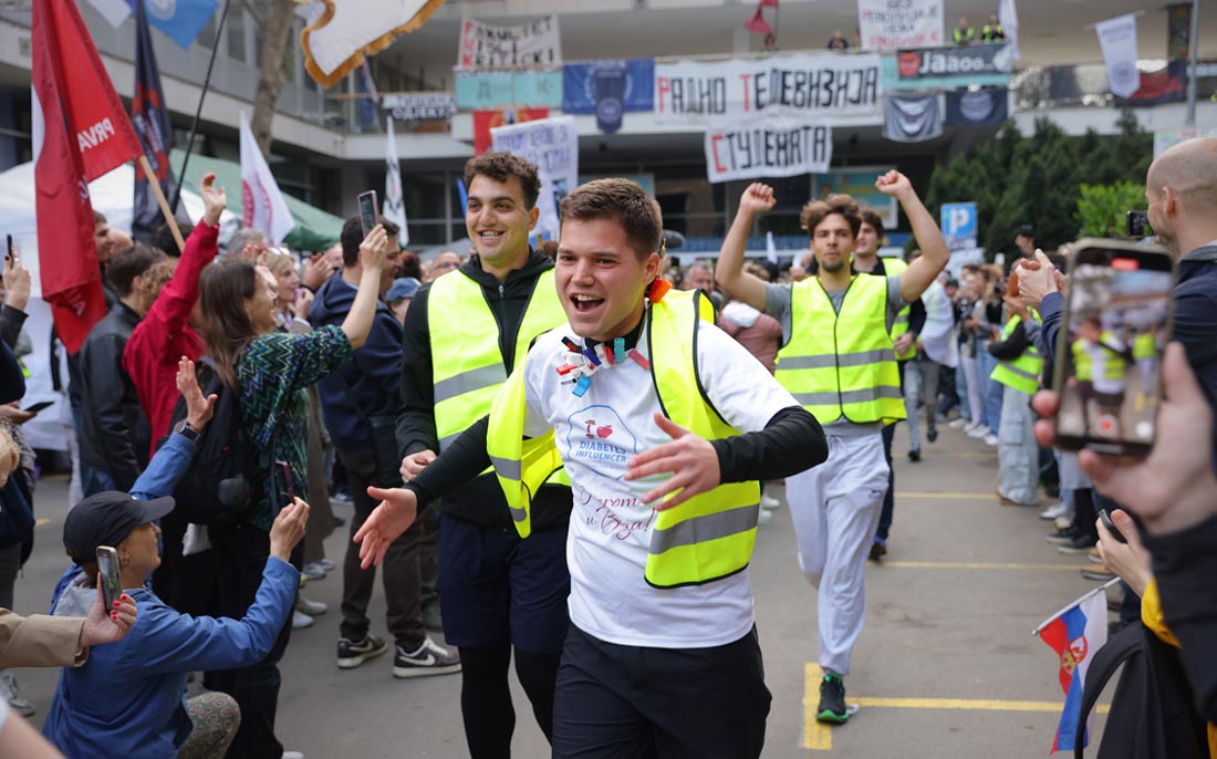 Протестующие сербские студенты отправились в забег протяженностью две тысячи километров от Нови-Сада до Брюсселя к сессии Европейского парламента