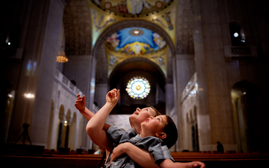 Посетители в католической базилике в Вашингтоне, округ Колумбия