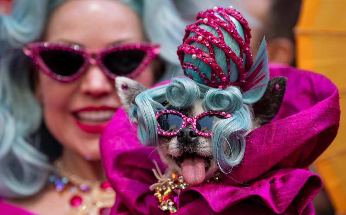 Участники ежегодного пасхального парада и фестиваля шляпок у собора Святого Патрика в Нью-Йорке