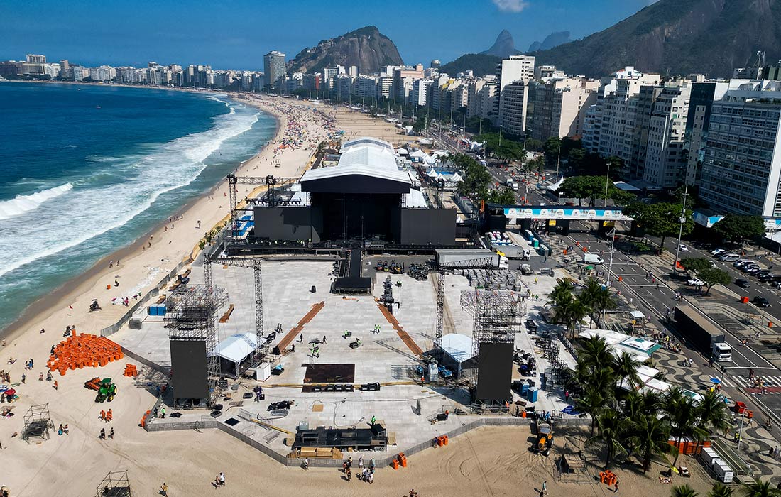 Уборка и демонтаж сцены после бесплатного шоу Леди Гаги на пляже Копакабана в Рио-де-Жанейро