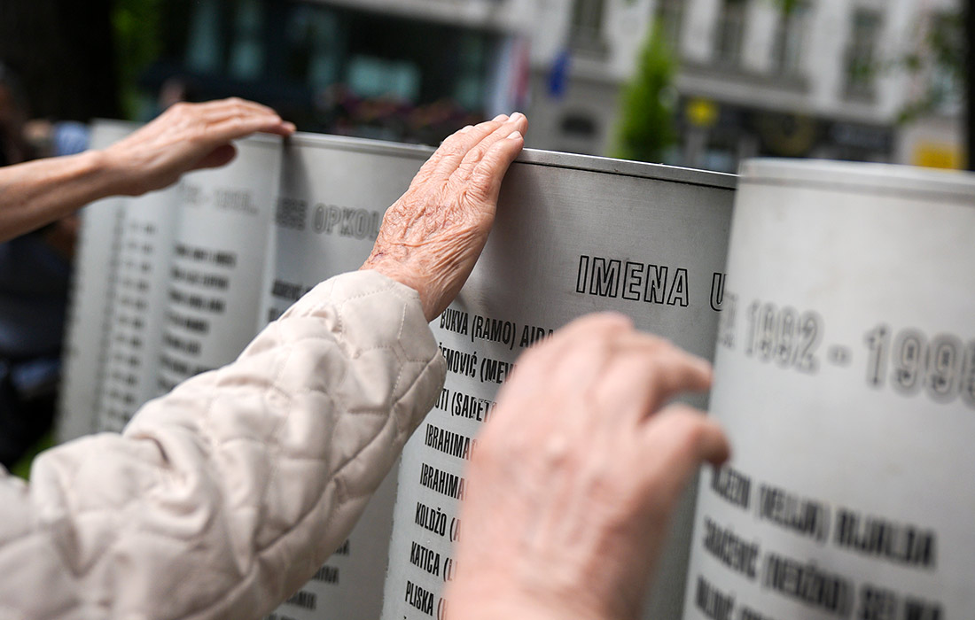 У мемориала в память о 1601 ребенке, погибшем во время осады Сараево в 1992-1995 годах, Босния и Герцеговина