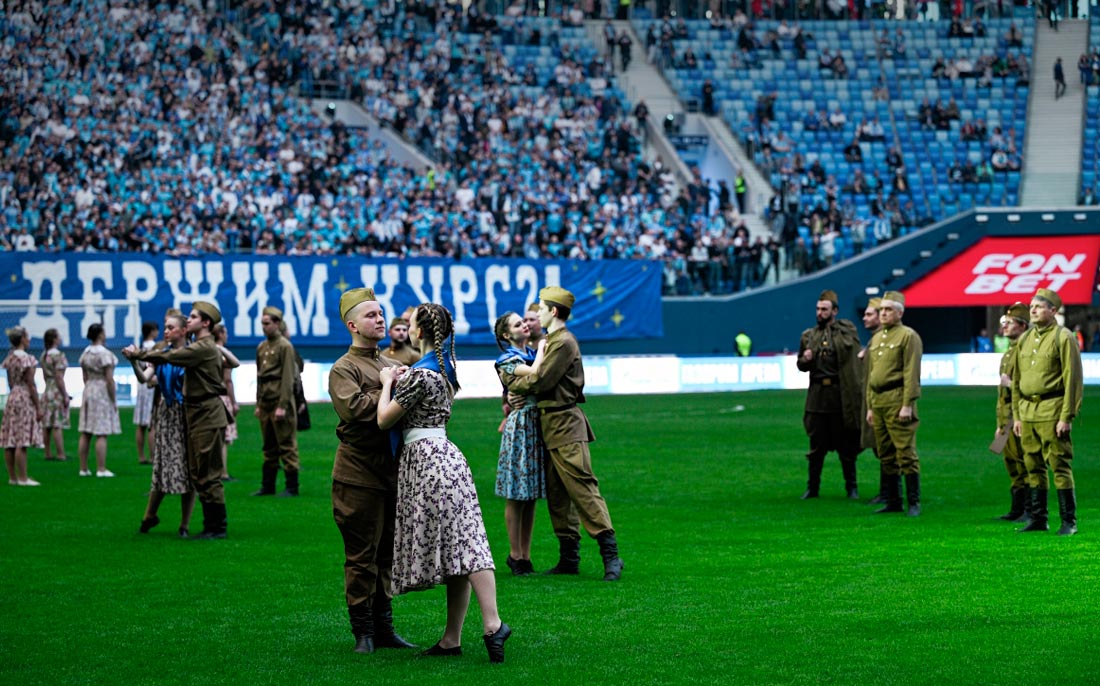 Акция перед началом матча финального этапа Пути РПЛ Кубка России по футболу в Санкт-Петербурге