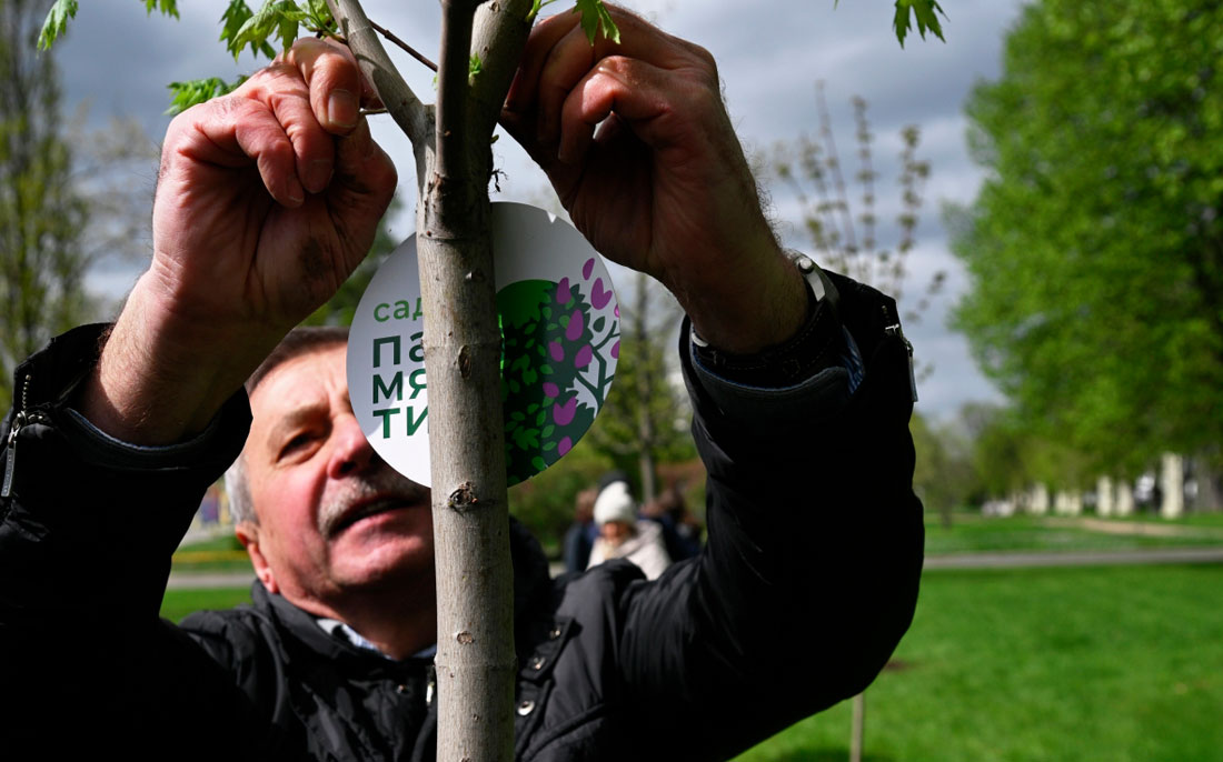 Космонавт, герой России Александр Лазуткин принимает участие в посадке деревьев на международной акции "Сад памяти" в Москве