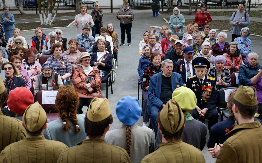 Студенты Новосибирского государственного театрального института во время поздравления ветерана Великой Отечественной войны Виктора Фролова и его соседей в рамках акции "Двор поет "Катюшу"