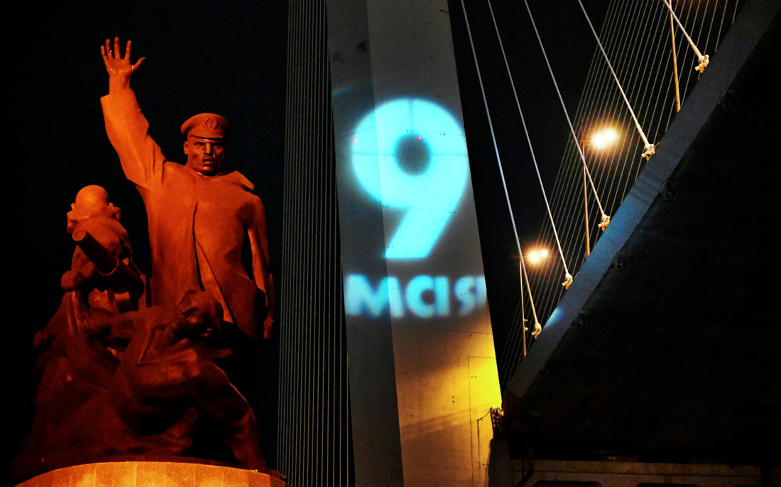 Голограмма с символикой Дня Победы на пилоне Золотого моста во Владивостоке