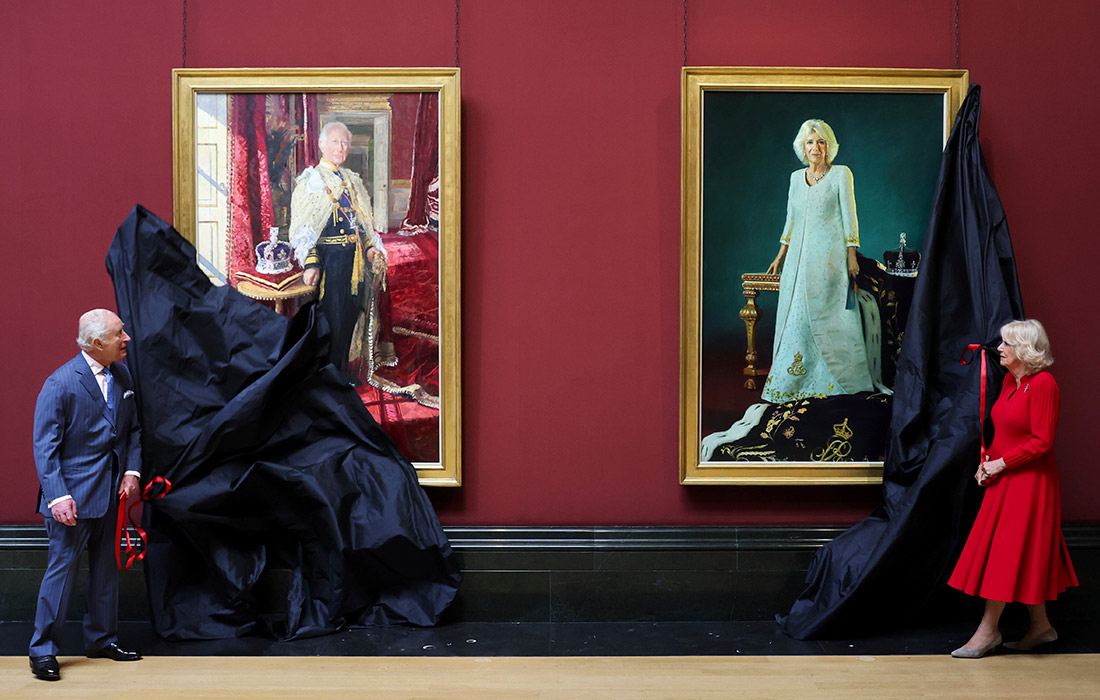 Король и королева Великобритании Карл III и Камилла представили свои официальные коронационные портреты в Лондоне