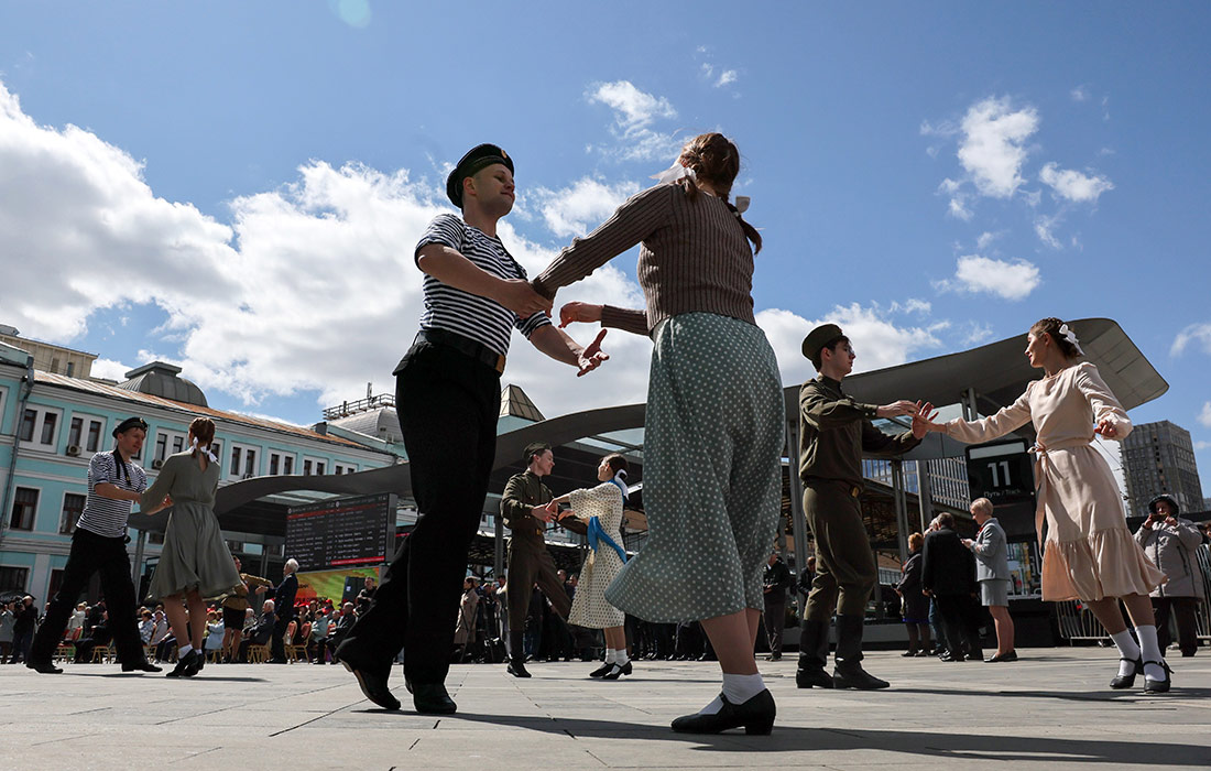 Акция "Вальс Победы"  на Белорусском вокзале в Москве