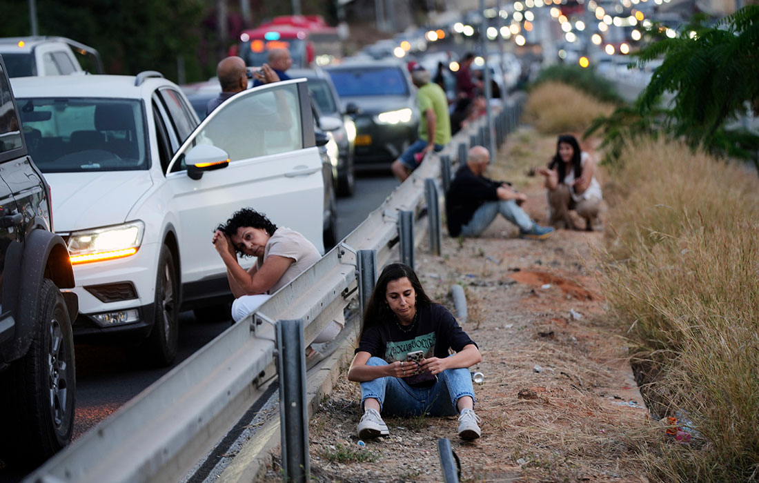 Автомобилисты в Тель-Авиве остановились на обочине из-за воздушной тревоги при запуске ракеты из Йемена
