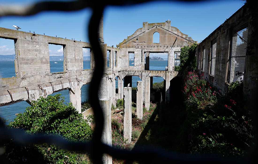 На территории тюрьмы "Алкатрас", работу которой президент США Дональд Трамп распорядился возобновить спустя 62 года после закрытия