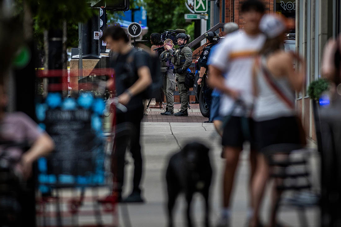 В Боулдере (штат Колорадо) мужчина бросил бутылку с зажигательной смесью в группу демонстрантов, выступавших за освобождение израильских заложников. Подозреваемый задержан.