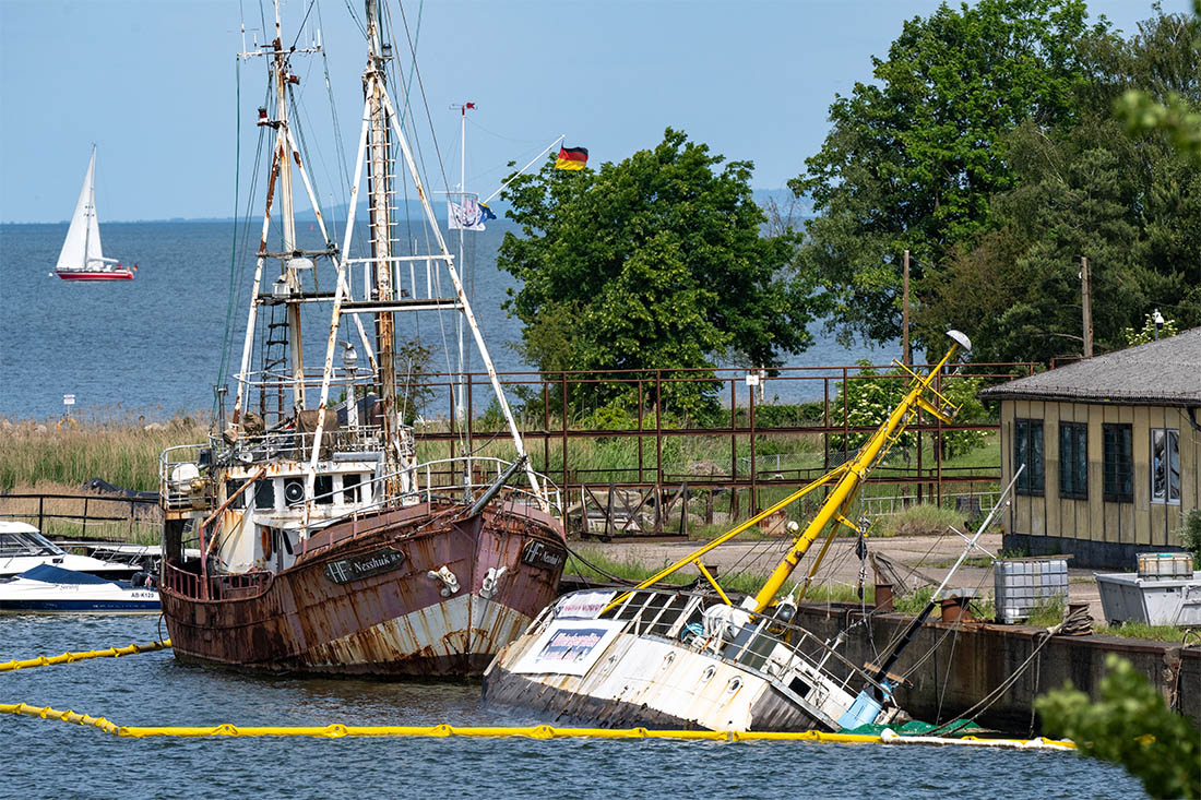 Рыболовный траулер 1952 года постройки затонул у причала в Восточной Померании