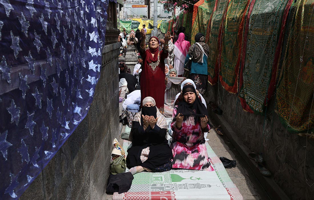 Молитва в годовщину смерти суфийского святого Мир Сайид Али Хамадани в Кашмире