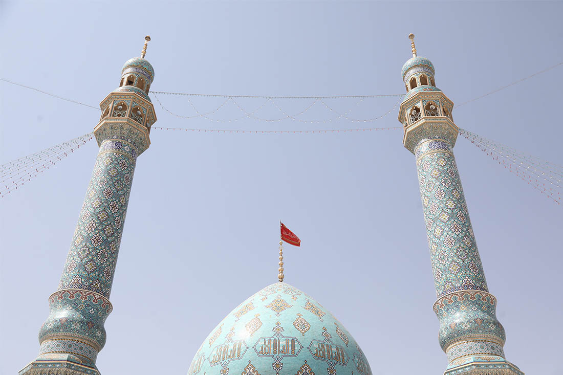 Красный «флаг мести», поднят на куполе мечети Джамакаран в городе Ком в Иране после израильской атаки на страну