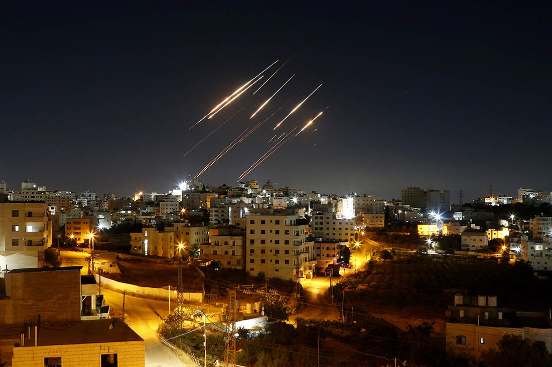 Удары Ирана по израильскому городу Неброн. Израиль призвал США присоединиться к ударам по Ирану.