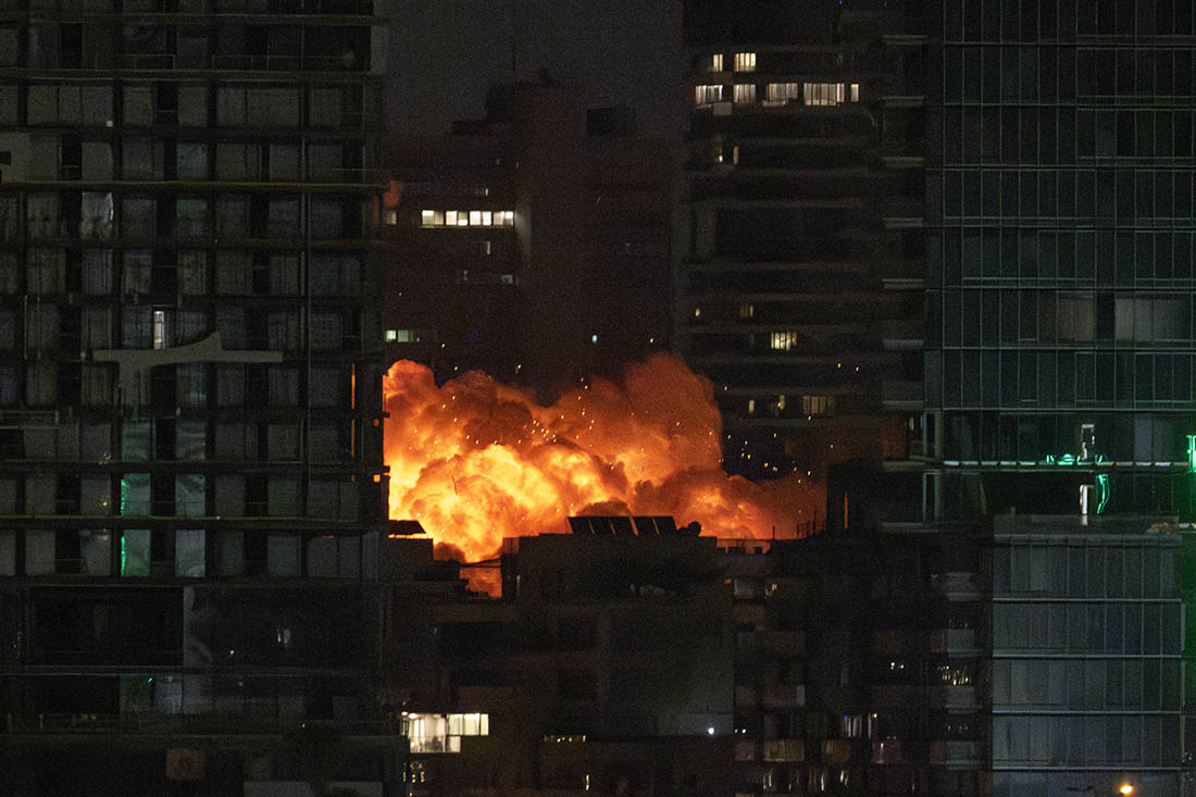 Взрыв после попадания ракеты в городе Тель-Авив. В Корпусе стражей Исламской революции предупредили, что готовы проводить&#8204;&#8204;&#8204;&#8204;&#8203;&#8203;&#8204;&#8203;&#8204;&#8204;&#8203;&#8205;&#8204;&#8204;&#8204;&#8204;&#8203;&#8203;&#8204;&#8204;&#8203;&#8203;&#8204;&#8205;&#8204;&#8204;&#8204;&#8204;&#8203;&#8203;&#8204;&#8204;&#8204;&#8204;&#8203;&#8205;&#8204;&#8204;&#8204;&#8204;&#8203;&#8203;&#8203;&#8203;&#8204;&#8204;&#8204;&#8205;&#8204;&#8204;&#8204;&#8204;&#8204;&#8203;&#8203;&#8203;&#8204;&#8203;&#8204;&#8205;&#8204;&#8204;&#8204;&#8204;&#8204;&#8203;&#8203;&#8203;&#8204;&#8203;&#8204;&#8205;&#8204;&#8204;&#8204;&#8204;&#8203;&#8203;&#8204;&#8203;&#8204;&#8204;&#8203;&#8205;&#8204;&#8204;&#8204;&#8204;&#8203;&#8203;&#8204;&#8204;&#8203;&#8203;&#8204;&#8205;&#8204;&#8204;&#8204;&#8204;&#8203;&#8203;&#8204;&#8204;&#8204;&#8204;&#8203;&#8205;&#8204;&#8204;&#8204;&#8204;&#8203;&#8203;&#8203;&#8203;&#8204;&#8204;&#8204;&#8205;&#8204;&#8204;&#8204;&#8204;&#8204;&#8203;&#8204;&#8203;&#8203;&#8204;&#8203;&#8205;&#8204;&#8204;&#8204;&#8204;&#8203;&#8203;&#8203;&#8204;&#8204;&#8203;&#8203;&#8205;&#8204;&#8204;&#8204;&#8204;&#8203;&#8203;&#8203;&#8204;&#8203;&#8203;&#8204;&#8205;&#8204;&#8204;&#8204;&#8204;&#8204;&#8203;&#8204;&#8203;&#8203;&#8203;&#8204;&#8205;&#8204;&#8204;&#8204;&#8204;&#8203;&#8203;&#8204;&#8203;&#8203;&#8204;&#8204;&#8205;&#8204;&#8204;&#8204;&#8204;&#8203;&#8203;&#8204;&#8203;&#8203;&#8203;&#8203;&#8205;&#8204;&#8204;&#8204;&#8204;&#8203;&#8203;&#8203;&#8204;&#8204;&#8204;&#8204;&#8205;&#8204;&#8204;&#8204;&#8204;&#8203;&#8203;&#8203;&#8204;&#8203;&#8204;&#8203;&#8205;&#8204;&#8204;&#8204;&#8204;&#8203;&#8203;&#8204;&#8203;&#8204;&#8203;&#8203;&#8205;&#8204;&#8204;&#8204;&#8204;&#8203;&#8203;&#8204;&#8203;&#8204;&#8204;&#8204;&#8205;&#8204;&#8204;&#8204;&#8204;&#8203;&#8203;&#8204;&#8203;&#8203;&#8203;&#8203;&#8205;&#8204;&#8204;&#8204;&#8204;&#8203;&#8203;&#8203;&#8204;&#8203;&#8203;&#8204; "более жесткие и масштабные атаки", если Израиль не прекратит авиаудары по Ирану.