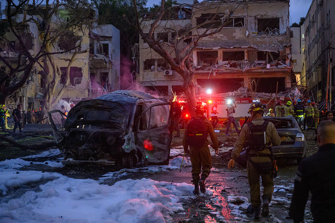 Последствия ударов Ирана по городу Тель-Авив в Израиле