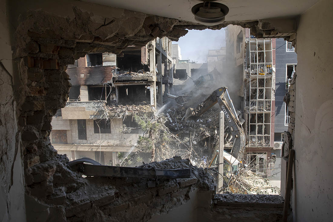 Вид из жилого дома в Тегеране. По сообщениям израильской стороны, после атак погибли многие командиры Корпуса стражей исламской революции. В их числе командующий КСИР генерал Хосейн Салами.