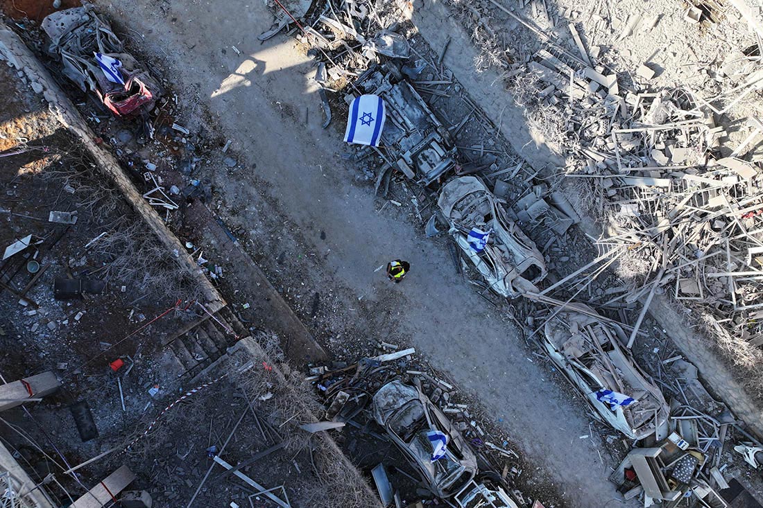 Город Рамат-Ган после ударов Ирана. В Иране заявили об использовании новой баллистической ракеты при ударах по Израилю и о "новых методах", которые заставили ПВО Израиля атаковать друг друга.