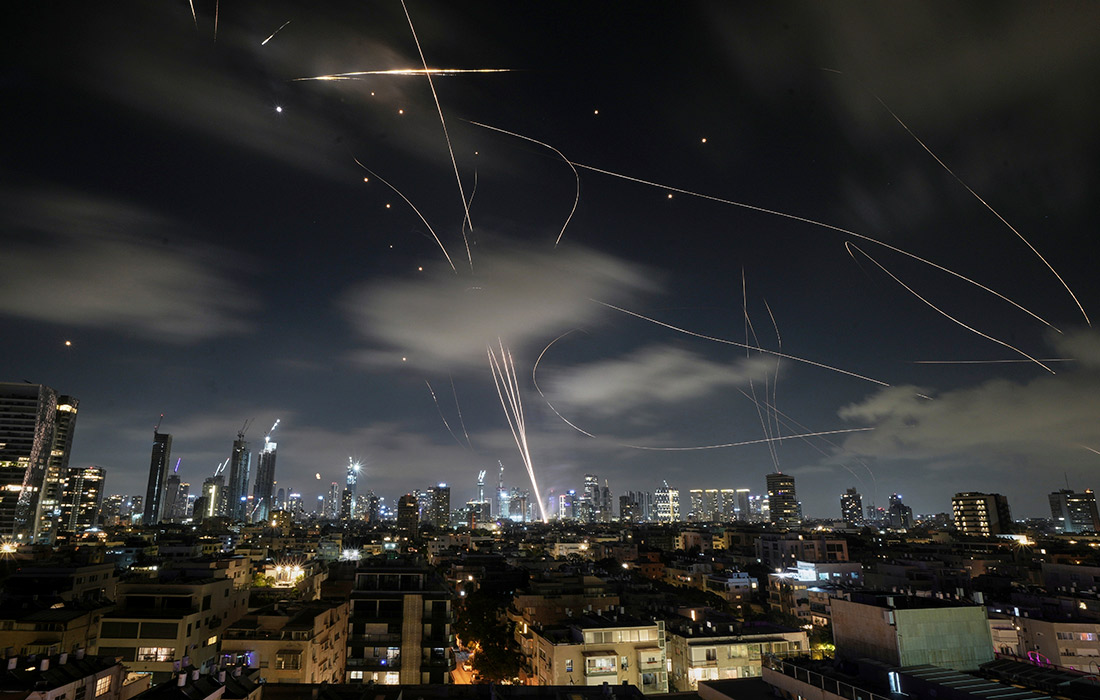 Работа системы ПРО "Железный купол" в Тель-Авиве во время ракетных атак со стороны Ирана