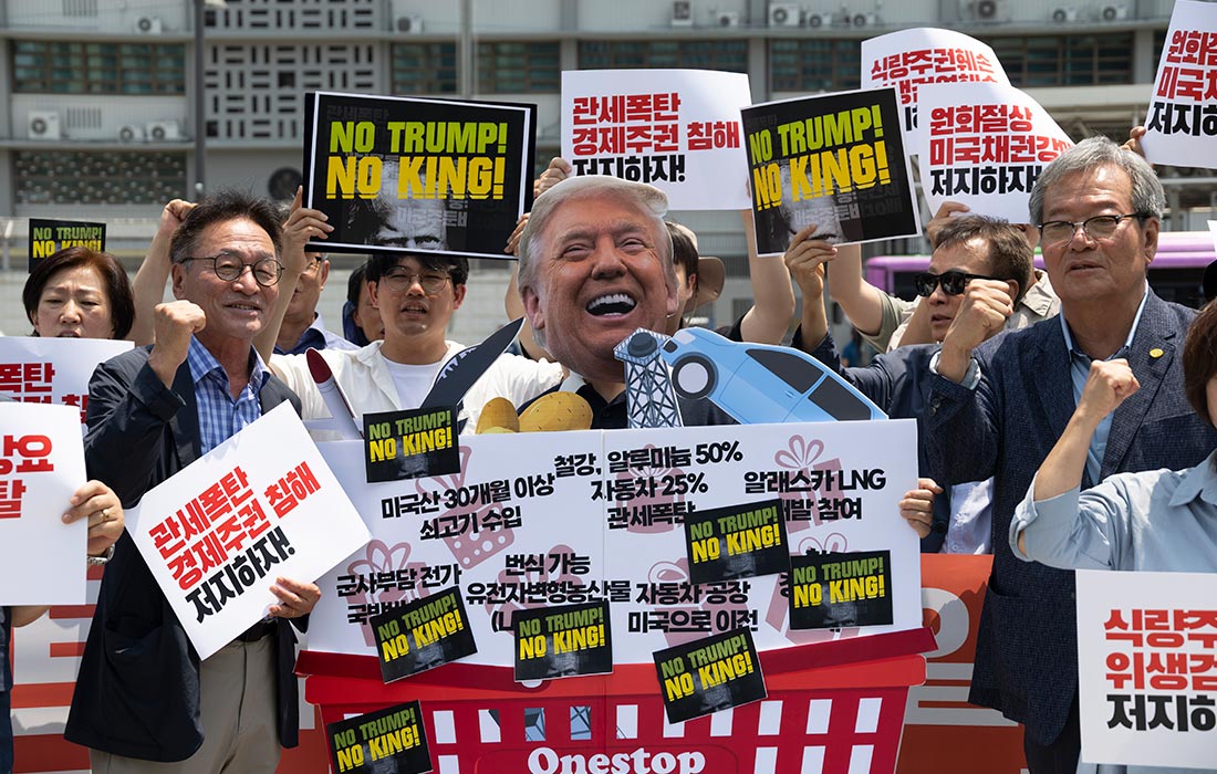 Акция против политики президента США Дональда Трампа в отношении Южной Кореи в Сеуле