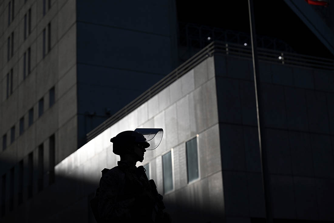 Полицейский во время беспорядков в Лос-Анджелесе