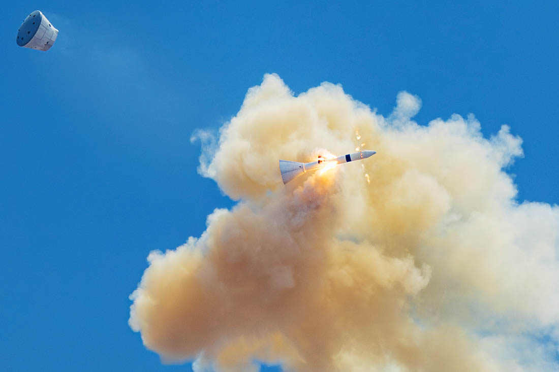 Испытание новой системы катапультирования экипажа космического корабля в Китае