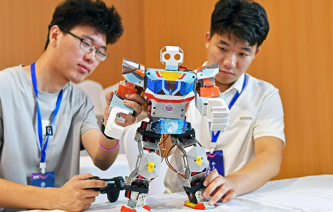 Конкурс роботов среди студентов Национального университета робототехники в китайском Яньтае