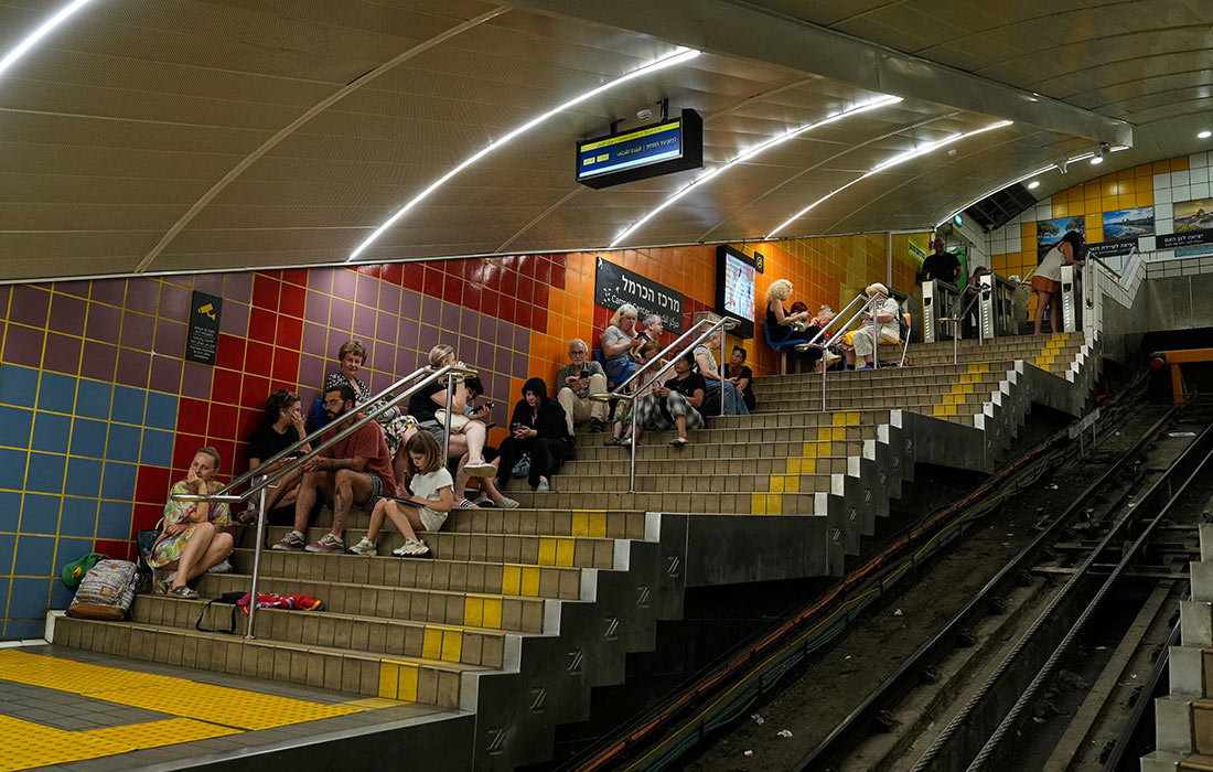 Воздушная тревога в Хайфе на севере Израиля во время ракетных ударов со стороны Ирана