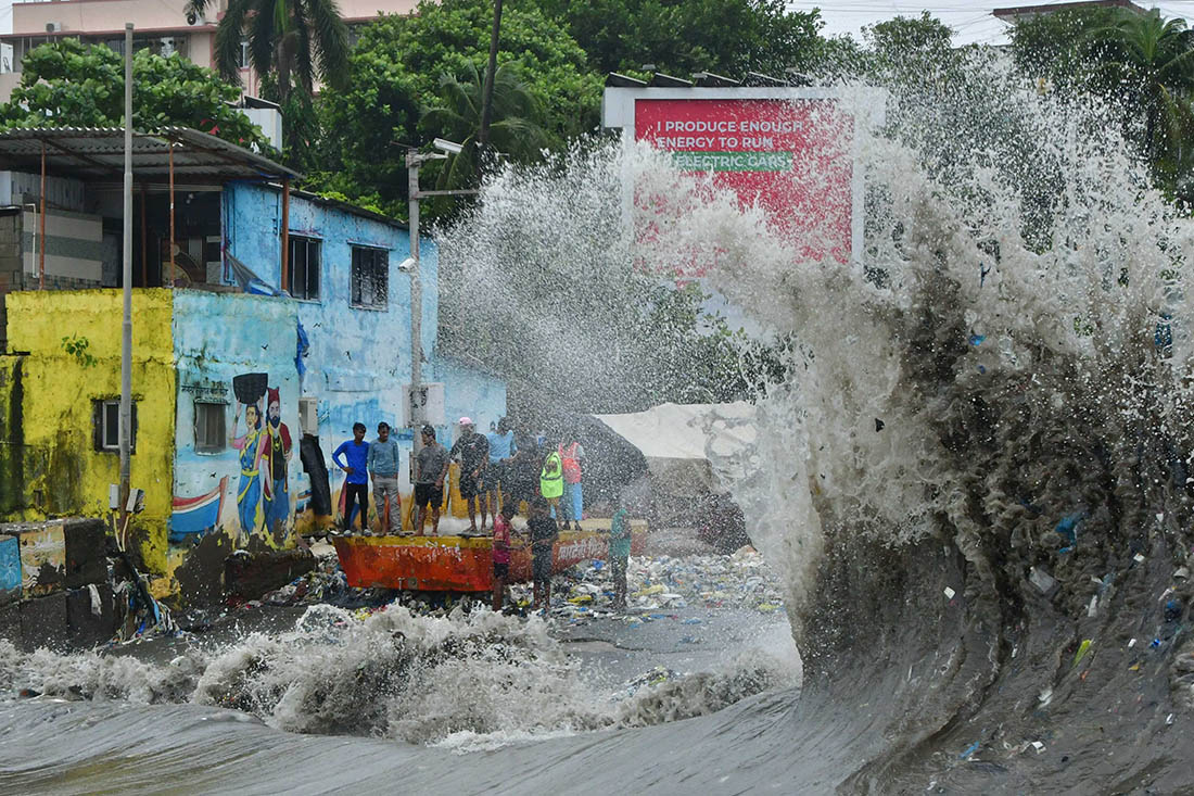 В Мумбаи океан разбушевался и вернул весь мусор обратно с приливом