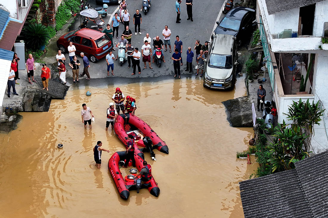 Жемчужная река в Лючжоу в Китае вышла из берегов и теперь жителей низин эвакуируют