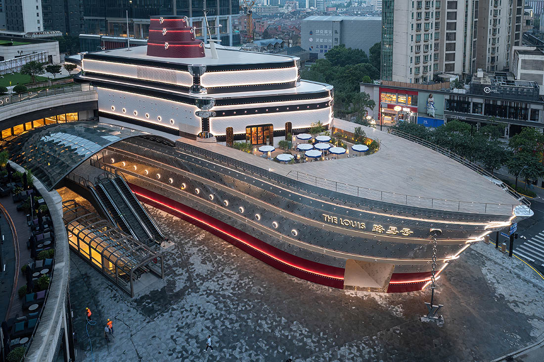 Бутик Louis Vuitton в виде корабля установили в Шанхае