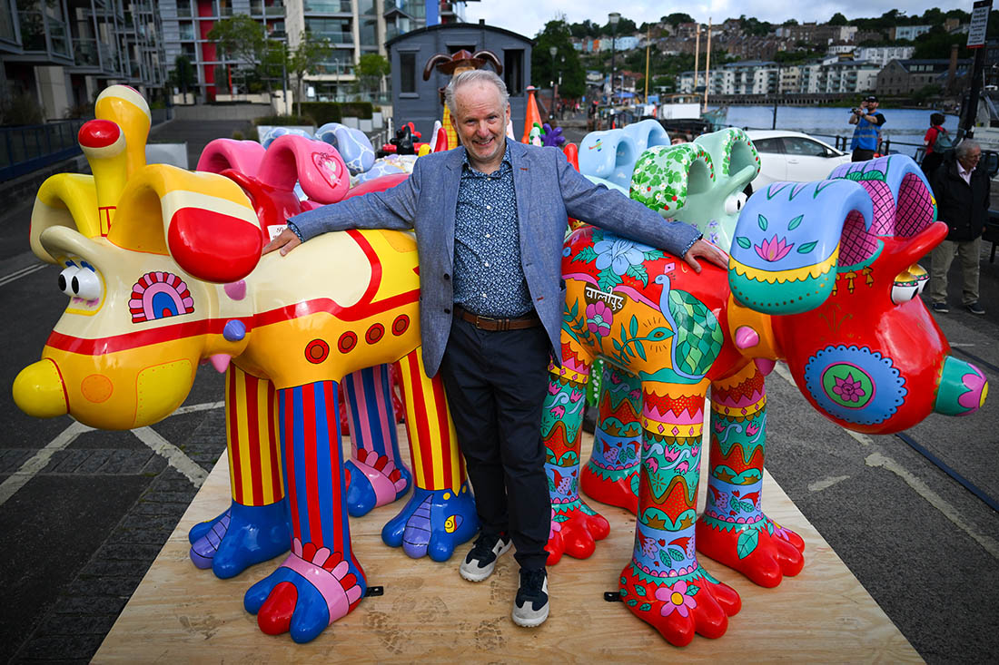 Благотворительный поезд-выставка со скульптурами Уоллеса и Громита и их создатель Николас Парк в Великобритании