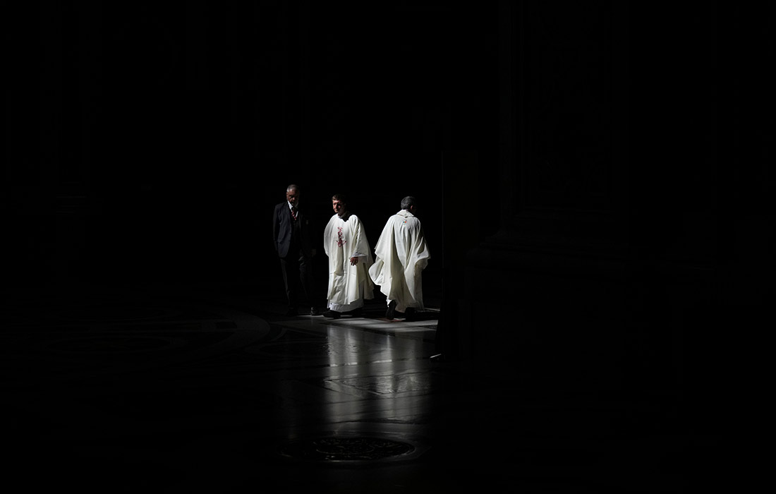 Папа римский Лев XIV рукоположил 32 священников на мессе в Ватикане. На фото: священники перед началом мессы.