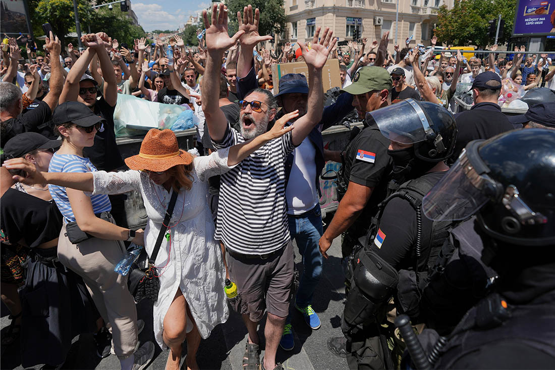 Массовые протесты продолжаются в Белграде
