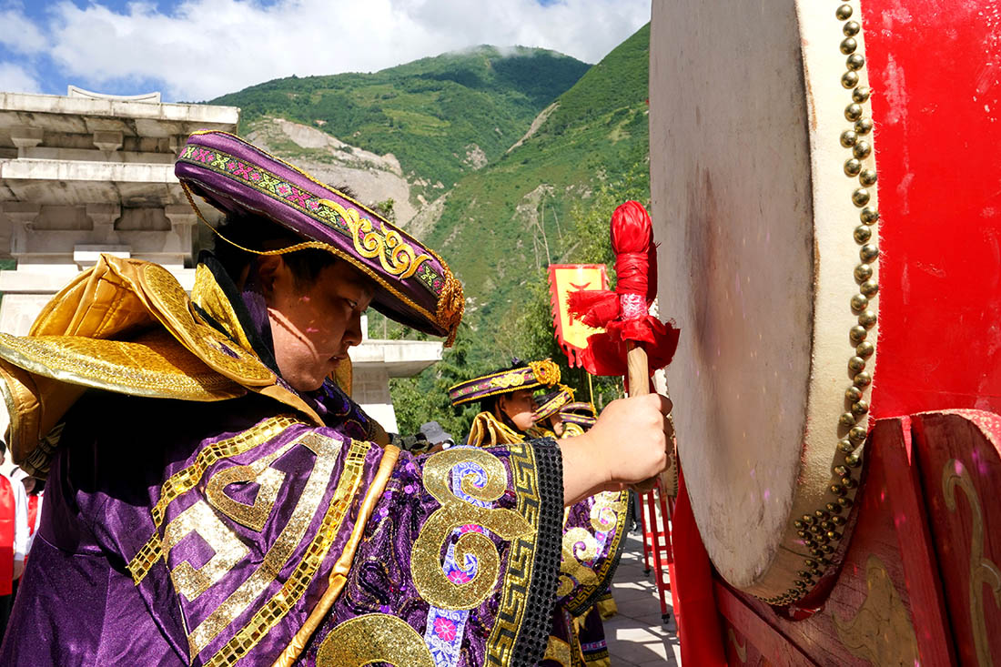 Церемония поклонения Юй Даю, генералу эпохи Мин и мастеру ушу, в китайской провинции Сычуань