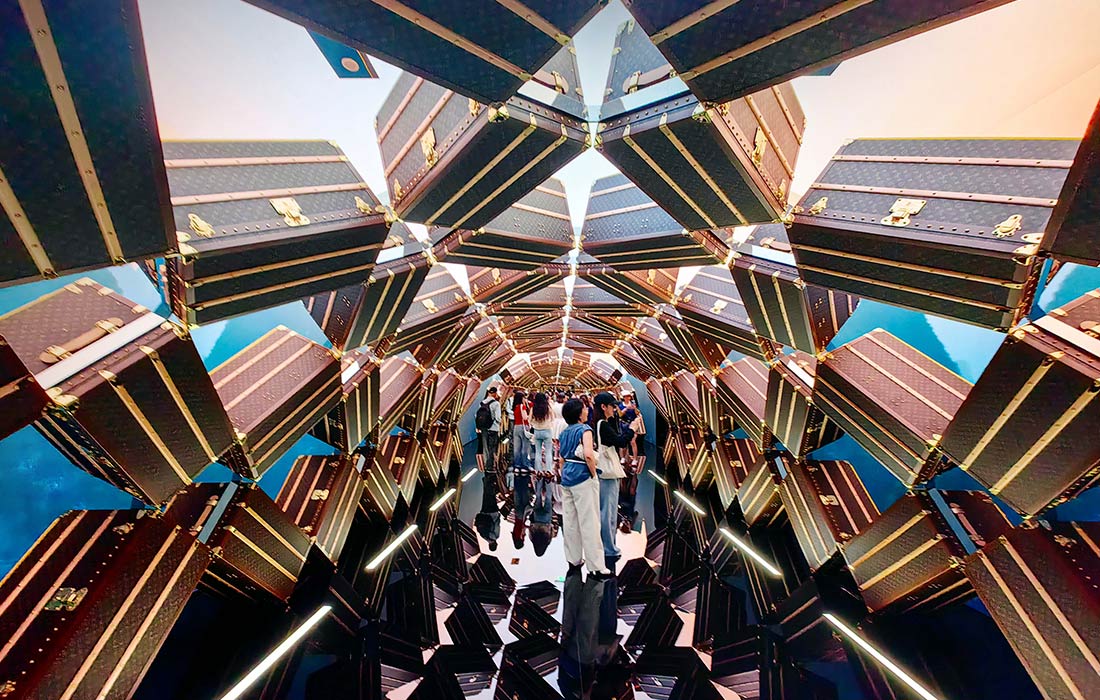 Люди посещают "The Louis", новый многосенсорный флагманский магазин Louis Vuitton в форме корабля в Шанхае