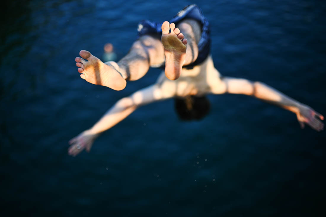 Мужчина ныряет с моста в реку в Цюрихе