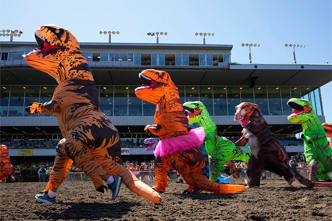 Забег в костюмах тираннозавров T-Rex World Championship Races в американском штате Вашингтон