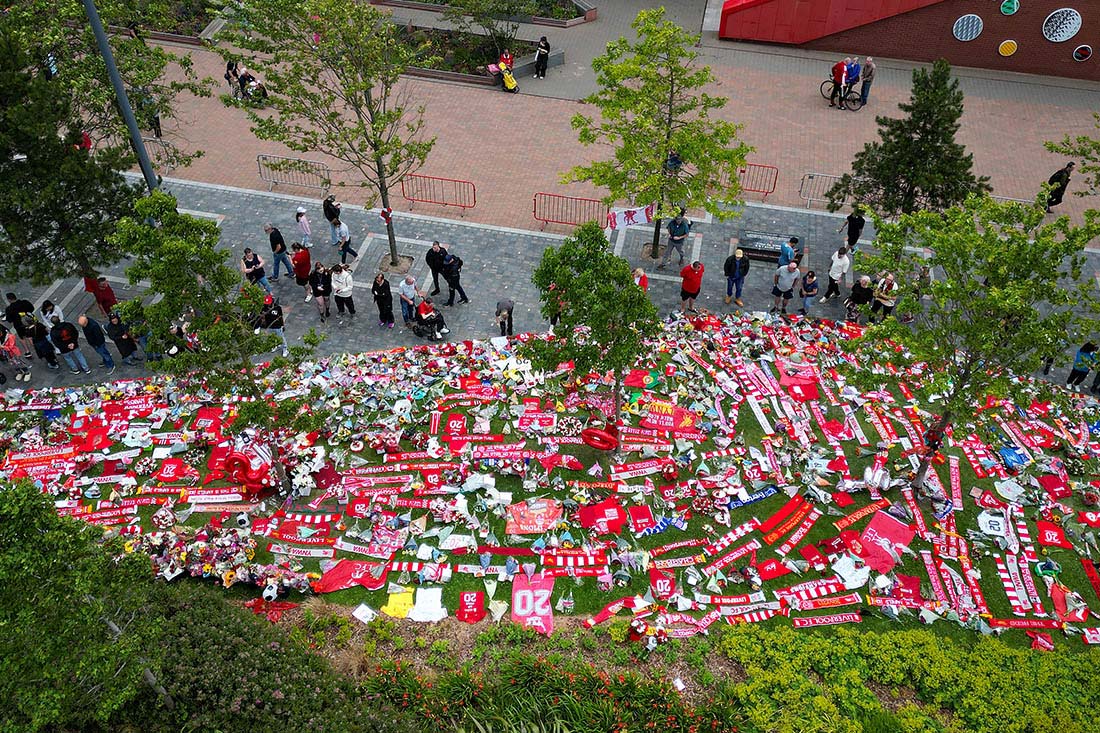 Люди отдают дань памяти Диогу Жоте - погибшему в четверг футболисту клуба "Ливерпуль"